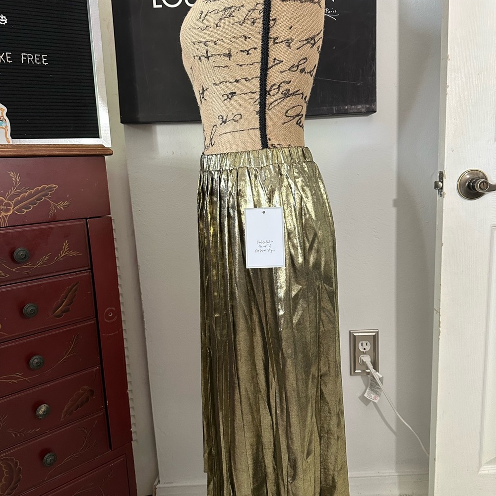 🆕Calligraphie Gold Metallic Pleated Skirt - Picture 8 of 16